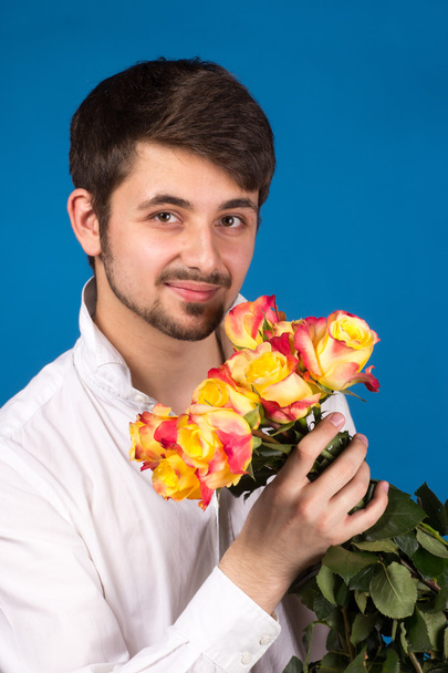Hombre con ramo de rosas rojas
 - Foto, imagen