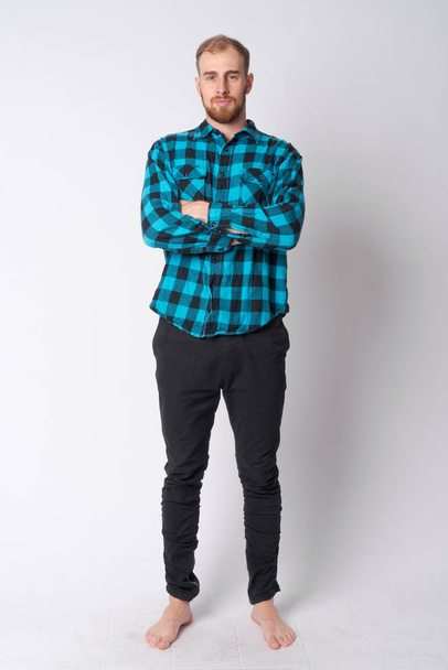 Foto de cuerpo entero de un joven hipster barbudo con los brazos cruzados
 - Foto, imagen