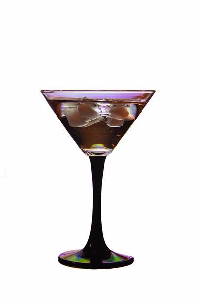beau verre sur une jambe noire avec un cocktail et glace
 - Photo, image