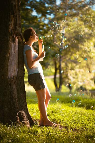 ein Mädchen bläst Blasen - Foto, Bild