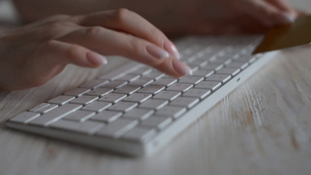 Close-up beelden van vrouw typen met draadloos toetsenbord - Video