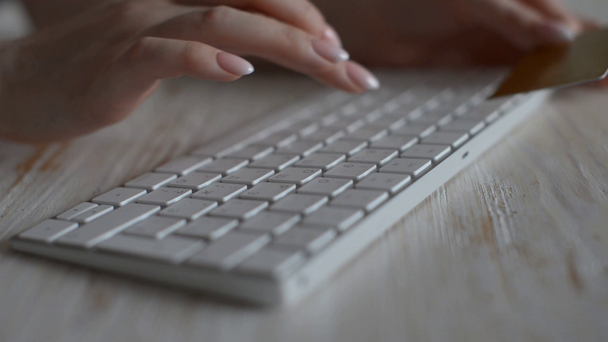 Close-up beelden van vrouw typen met draadloos toetsenbord - Video