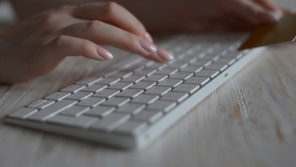 material de primer plano de la mujer escribiendo con el teclado inalámbrico
 - Metraje, vídeo