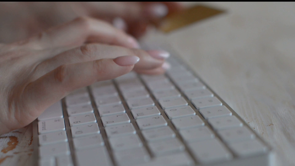 lähikuva materiaalia naisen kirjoittamalla langattomalla näppäimistöllä
 - Materiaali, video