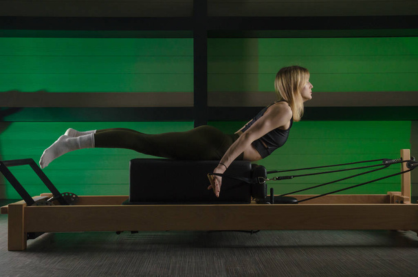 A nő pilatesre jár. fitnesz és sport - Fotó, kép