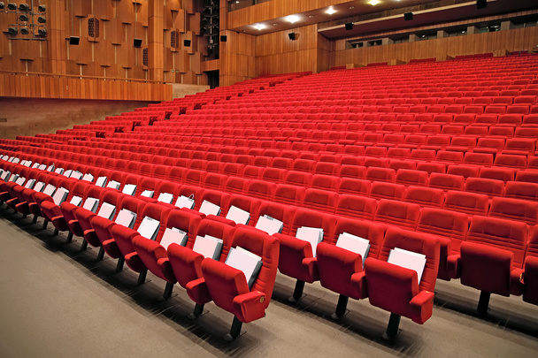 Інтер'єр порожнього залу з червоними кріслами
 - Фото, зображення