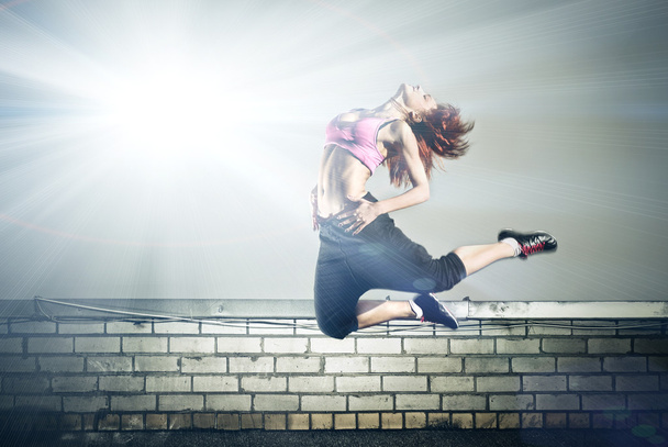 Girl jumping on the roof - Fotoğraf, Görsel