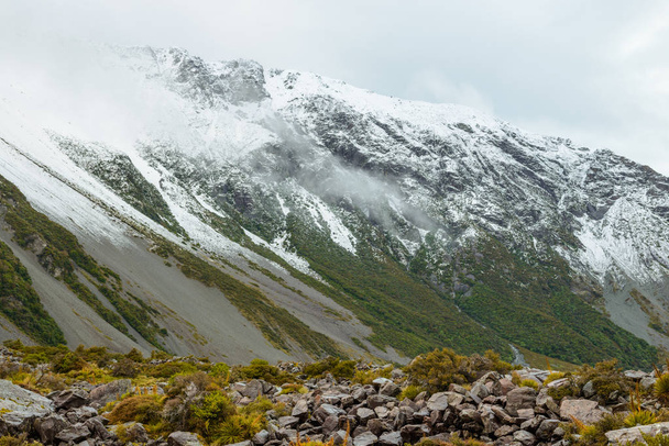 Snowy góry wzdłuż ścieżki Hooker Valley, Mount Cook National Park - Zdjęcie, obraz