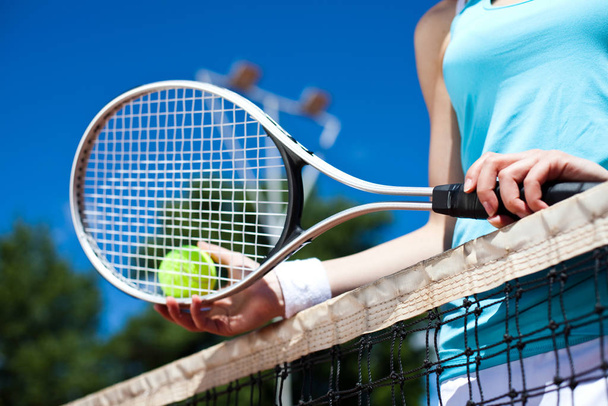 Жінка грає в теніс, влітку насичена тема
 - Фото, зображення