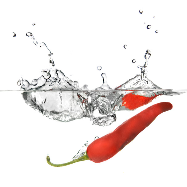 Red pepper dropped into water - Fotoğraf, Görsel