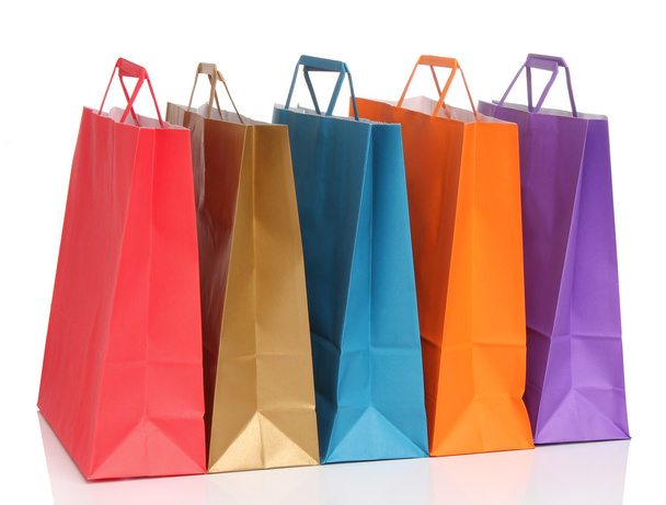 Válogatott színes bevásárló táskák felett fehér háttér - Fotó, kép