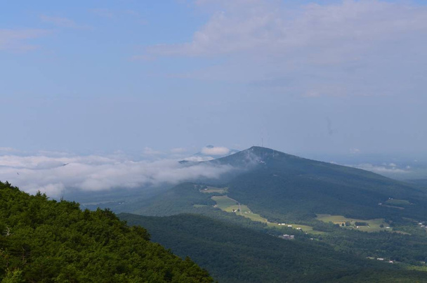 View from the peaks at Hanging Rock State Park in North Carolina - Foto, afbeelding