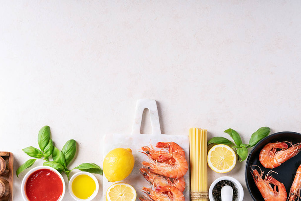 Suroviny pro vaření: krevety pro italské špagety - Fotografie, Obrázek