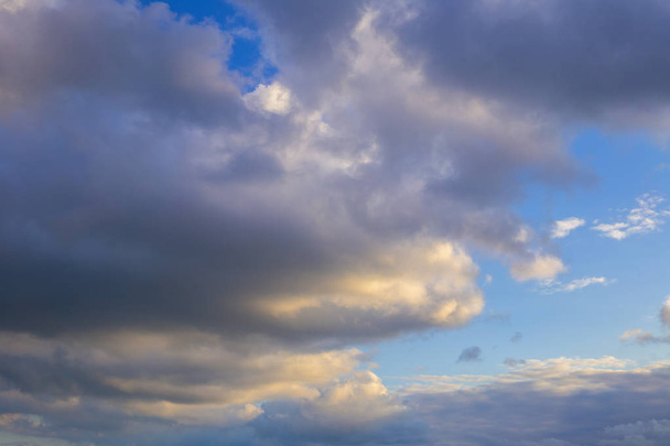 Felhők a kék ég ellen - Fotó, kép