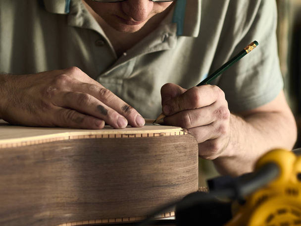 Luthier Install Binding on a guitar.  - Foto, immagini