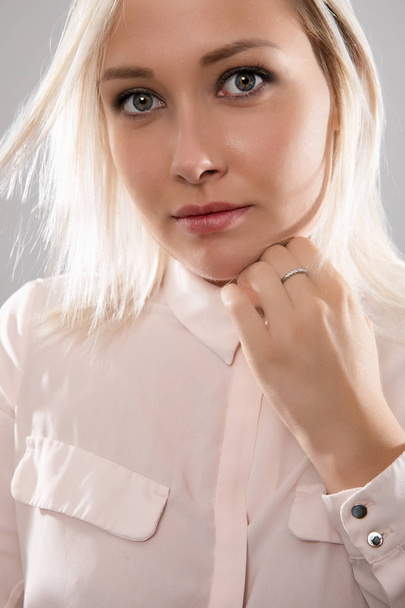 Kaunis nainen blondi malli paita tilalla hänen hiukset
 - Valokuva, kuva