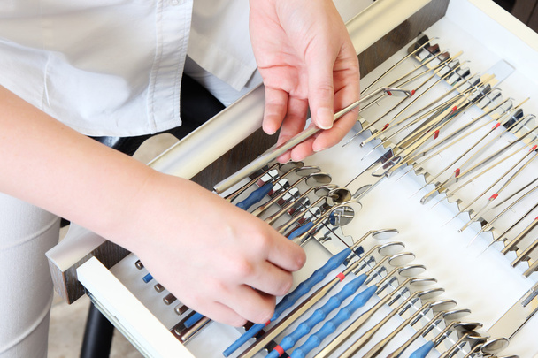 Помощник стоматолога организует инструменты
 - Фото, изображение