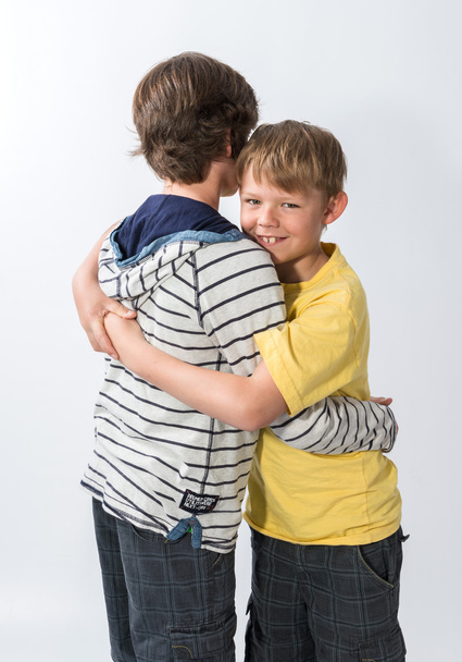 twee jonge broers poseren - Foto, afbeelding