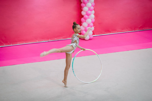 Little gymnast training on the carpet and ready for competitions - 写真・画像