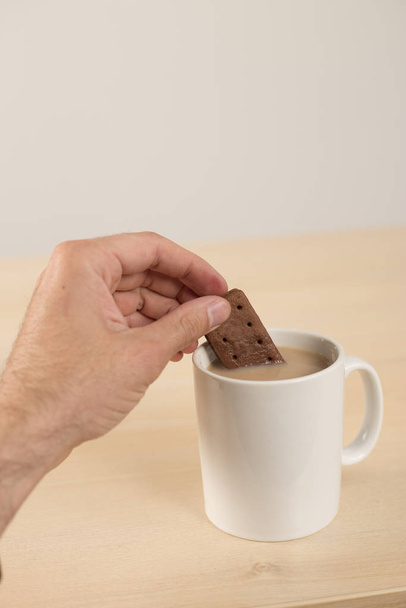 dunking biscuit in tea - Фото, зображення