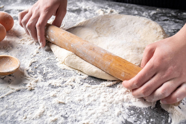 Faire de la pâte par les mains féminines à la boulangerie
 - Photo, image