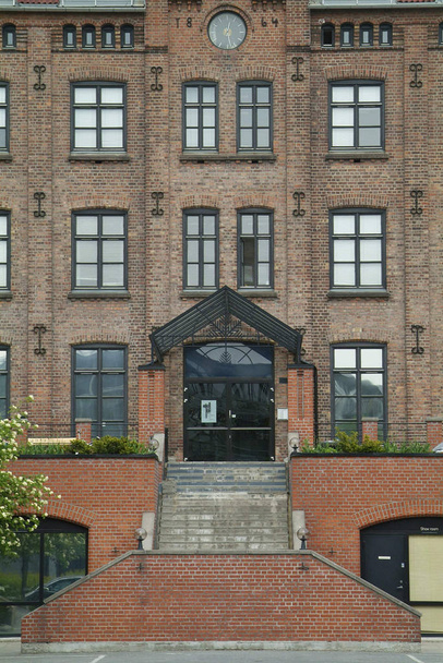 Fasada starej, przemysłowej cegły budynku, zmodernizowane do celów biurowych. - Zdjęcie, obraz