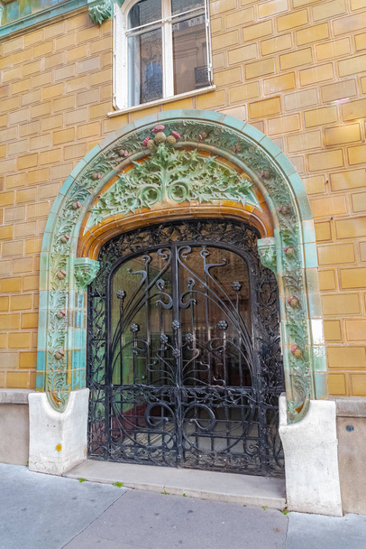 Parijs, mooie deur in Art Nouveau-stijl, in een chique gebied van de Franse hoofdstad - Foto, afbeelding