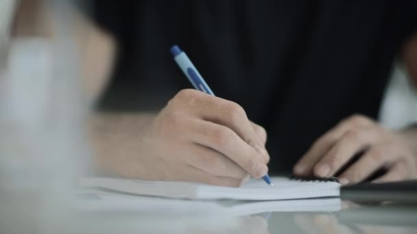 Man Hand piśmie z długopisem w mleczarstwie. Zbliżenie się do ręcznego pisania notatek przez człowieka biznesu - Materiał filmowy, wideo