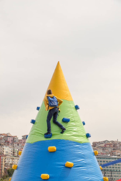 Junge klettert auf kegelförmigen Kletterparcours - Foto, Bild