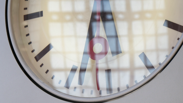 Stary okrągły zegar z trzema strzałkami w Antwerpii dworca kolejowego na zewnątrz na wiosnę Amazing retro patrząc mechaniczny zegar z białym tle dwa czarne ręce i jeden czerwony drugiej ręki w Antwerpii dworca kolejowego - Materiał filmowy, wideo