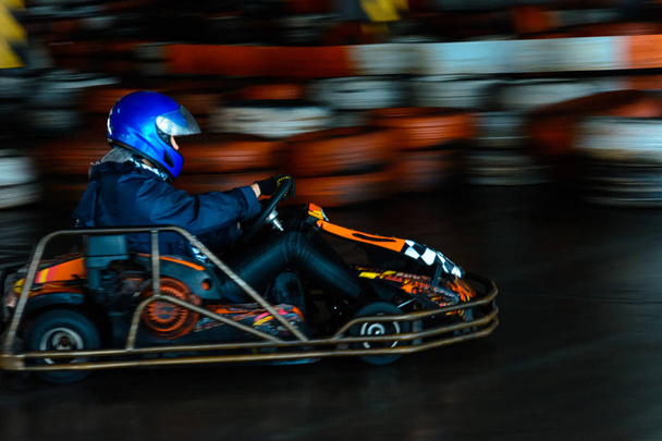 Dinamikus gokart verseny sebességgel elmosódott mozgás egy felszerelt racecourse - Fotó, kép