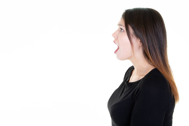 Плачущая эмоциональная сердитая женщина кричит на белом фоне студии
 - Фото, изображение