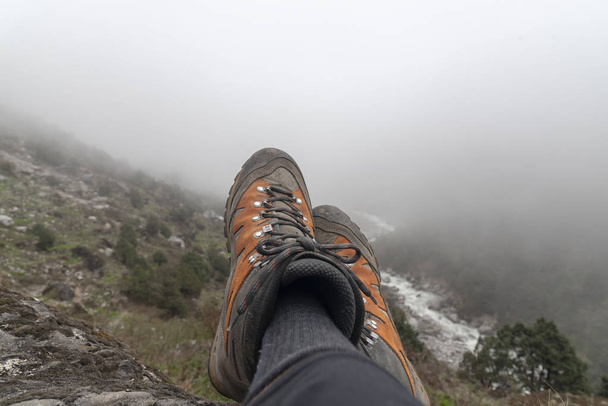 ヒマラヤ山脈の山のブーツ - 写真・画像