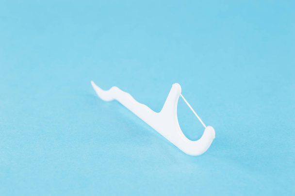 пластиковая зубочистка на синем фоне
 - Фото, изображение