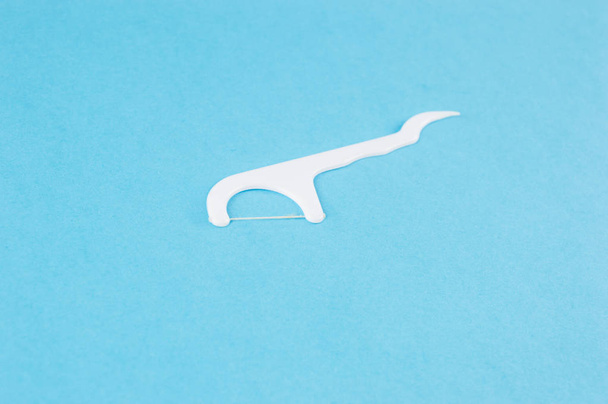 plastic tandenstoker op een blauwe achtergrond - Foto, afbeelding
