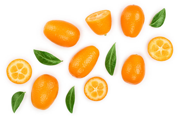 Cumquat ou kumquat à moitié isolé sur fond blanc. Vue de dessus. Pose plate
 - Photo, image