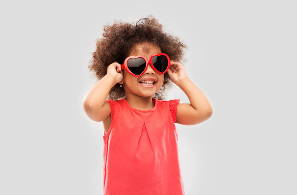 african ameican girl in heart shaped sunglasses - Foto, Imagen