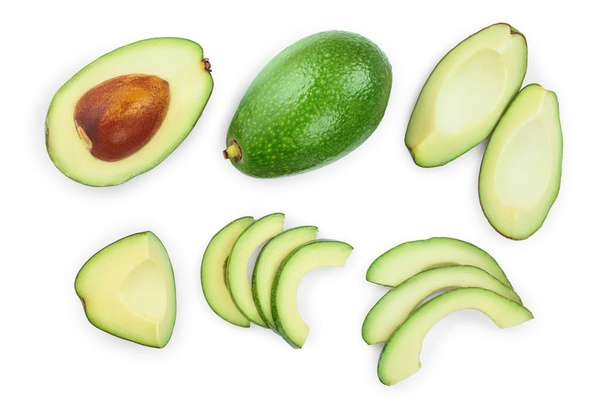 avocado en segmenten geïsoleerd op een witte achtergrond. Bovenaanzicht. Plat leggen - Foto, afbeelding