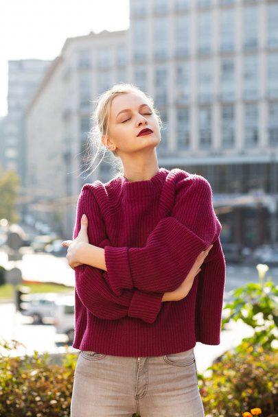 Lovely blonde woman wearing grey jeans and knitted sweater, posi - Foto, Imagem