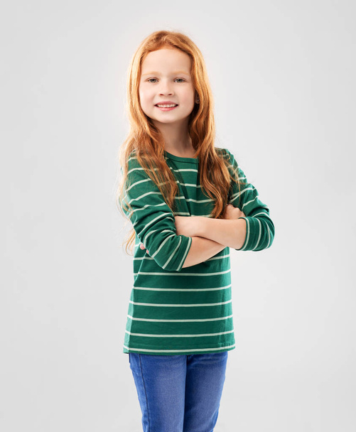 smiling red haired girl posing with crossed arms - Foto, afbeelding