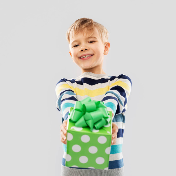 smiling boy with birthday gift box - Foto, afbeelding