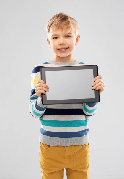 Junge zeigt schwarzen Bildschirm eines Tablet-Computers - Foto, Bild