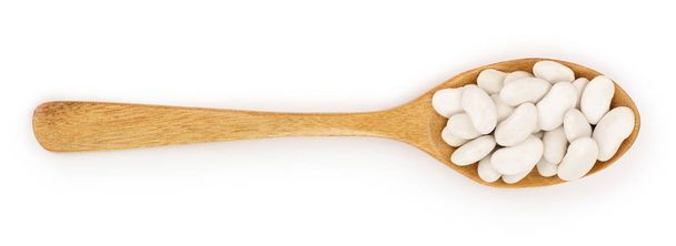 frijol blanco en cuchara de madera aislada sobre fondo blanco. Vista superior. Puesta plana - Foto, Imagen