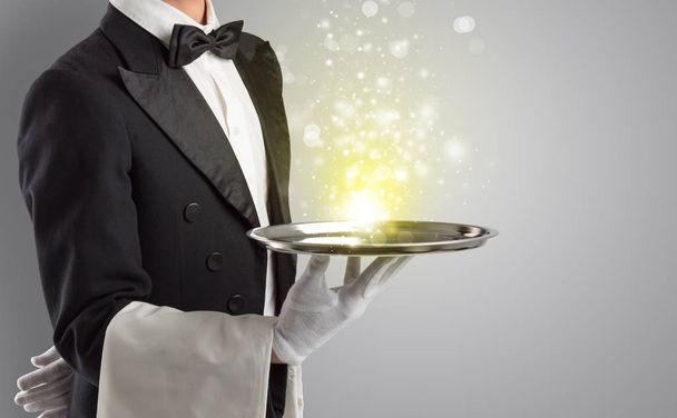 Kellner serviert geheimnisvolles Licht auf Tablett - Foto, Bild