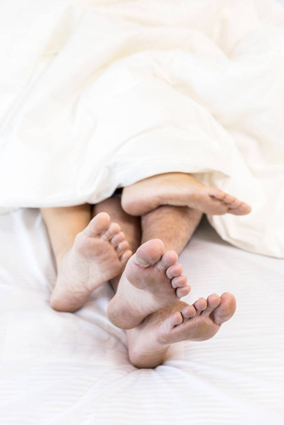 jeunes couples sexy amoureux couchés dans le lit à l'hôtel, embrasser sur des draps blancs, jambes rapprochées, humeur romantique
 - Photo, image