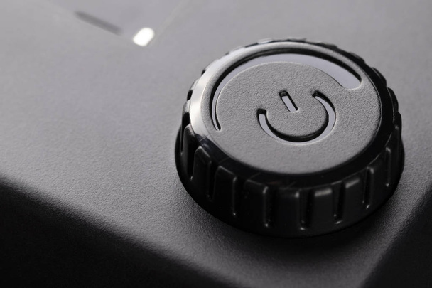 Έλεγχος ισχύος, μαύρο κουμπί on και off ηλεκτρονικές συσκευές. - Φωτογραφία, εικόνα