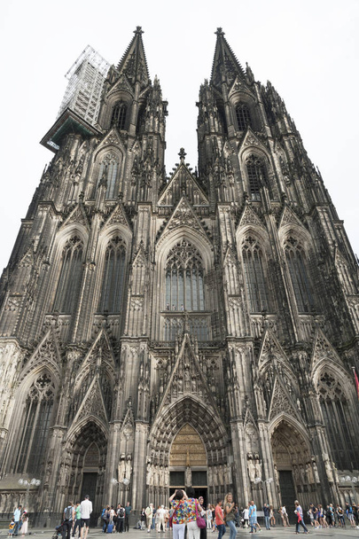 COLOGNE, ALEMANIA - 11 DE SEPTIEMBRE DE 2016: Vista de la Catedral gótica católica Kolner Dom, Patrimonio de la Humanidad - Región de Renania del Norte Westfalia, Colonia
 - Foto, Imagen