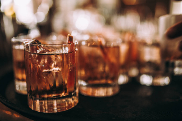 Un primo piano di cocktail a base di whisky con cubetti di ghiaccio sul bar. Alcol fine, bevande e whisky concetto
. - Foto, immagini