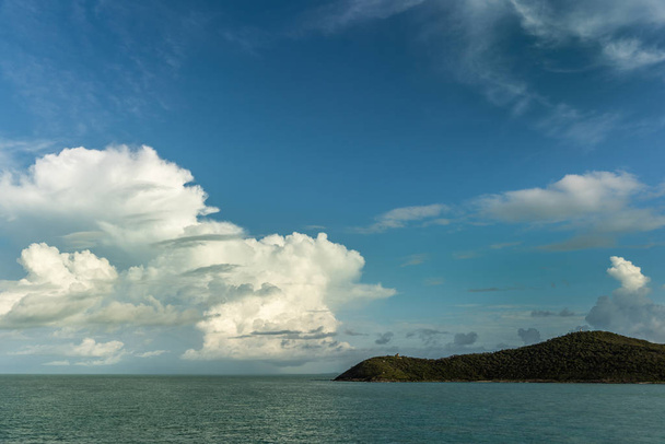 Ευρεία βολή κάτω από το cloudscape του νησιού εμπορευμάτων, Αυστραλία. - Φωτογραφία, εικόνα