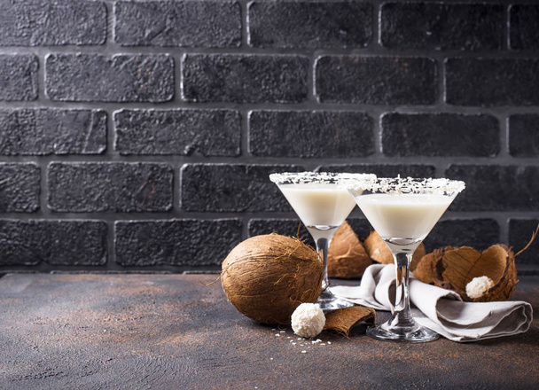 Καρύδας martini ή Μαργαρίτα. Αλκοολούχα κοκτέιλ - Φωτογραφία, εικόνα